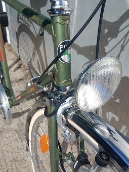 Retro puch elegance