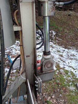 Hydraulická štiepačka na drevo