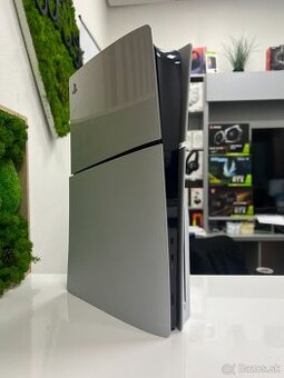 PlayStation 5 Slim s mechanikou