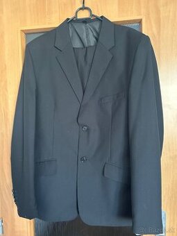 Čierny chlapčenský oblek