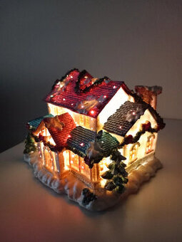 Starý svietiaci led domček po rodičoch 16x13x12 cm