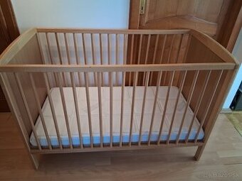 Detská drevená postielka s matracom