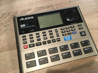 Alesis SR18 - Drum machine, elektronicky bubenik