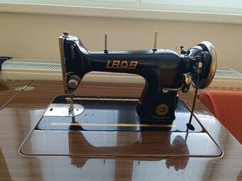 Manuálny šijací stroj Lada