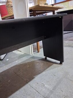 Predám čierny stolík na kolieskach - 1