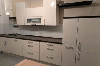 Krémová lesklá linka Nobilia se spotřebiči,5855