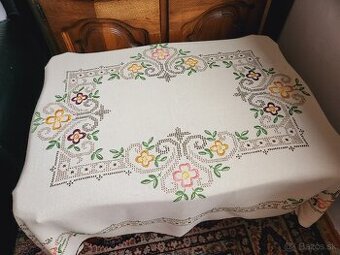 Krásny krémový obrus s bohatou kombinovanou výšivkou kvetov