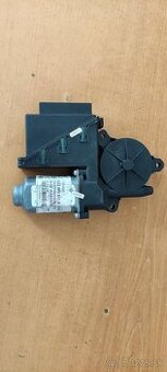 Motorček sťahovania okien