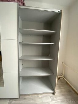 Skriňa s posuvnými dverami