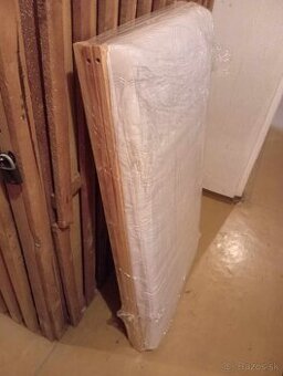 Krásna drevená postieľka