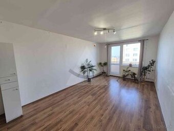 Priestranný 2 izbový byt s balkónom vo výbornej lokalite KN