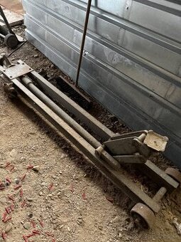 Zdvihak na polnohospodarsku techniku