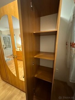 Šatníkova skriňa , komóda a nočné stolíky