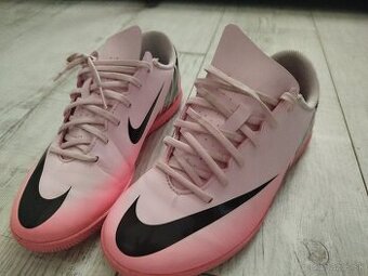 Ružové Nike halovky