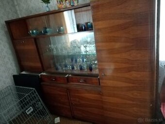 Stary sekretár, obývacia stena