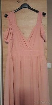 Šaty po kolená s padnutimi ramenami