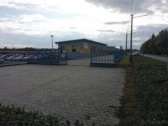 Budova s oploteným dvorom. - 1