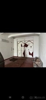 Predame obchodne priestory s garazami