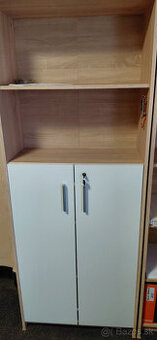 Skrinka s policami s dvierkami