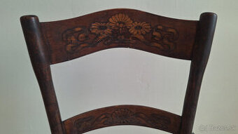 Starožitná drevená stolička s ozdobným operadlom