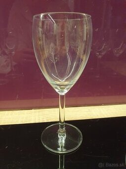 Sklenene pohare na stopke