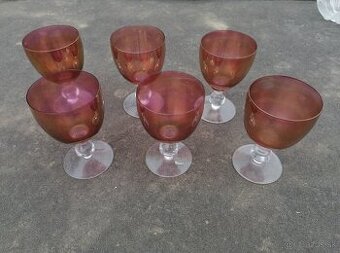 Predám sklenené poháre na víno z brusnicového skla