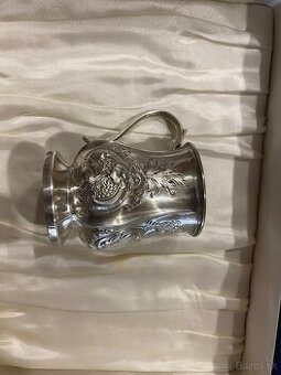 Investicne striebro-Hrncek s vyraznou reliefnou grafikou