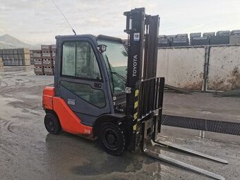 Vysokozdvižný vozík TOYOTA