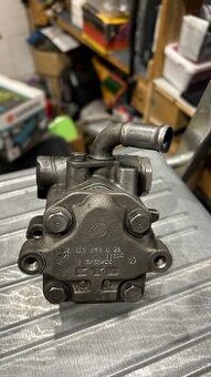 Použité čerpadlo posilňovača riadenia VW Touareg 7L.