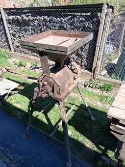 Prodám pilu a šrotovník.