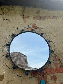 Guľaté zrkadlo v kovovom ráme