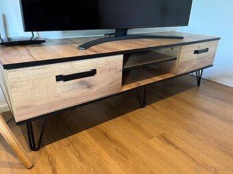 Stolík pod tv