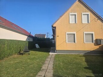 Predaj 5-izbový RD na začiatku obce Rajka, HU.