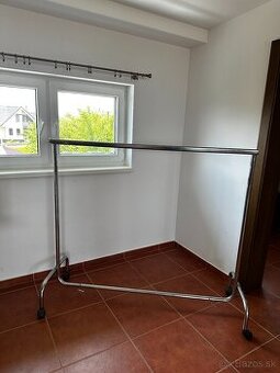 kovový vešiak na oblečenie na kolieskach