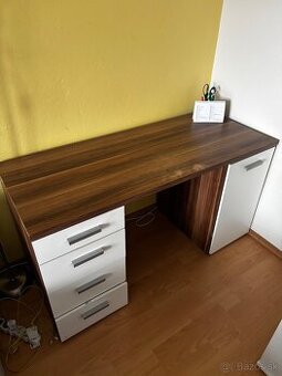 Darujem za odvoz písací stôl
