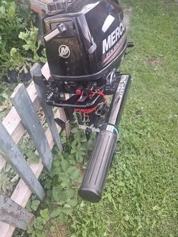 Zavesny lodny motor Mercury.