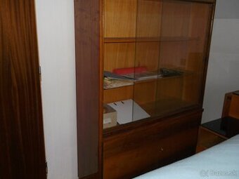 Retro knižnica, servírovací stolík, sedacia súprava