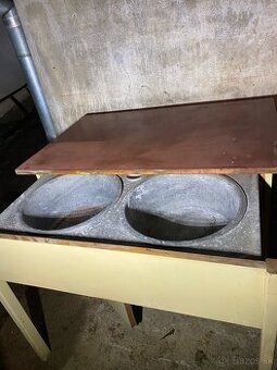 kuchynská skrinka s dvojitým plechovým umývadlom