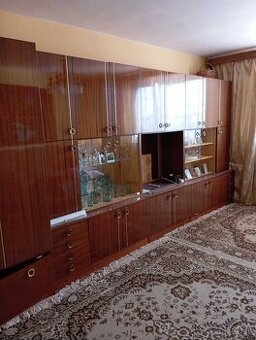 Darujem skrine a sedačky