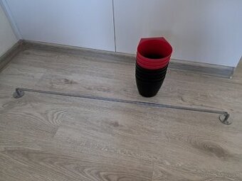 Vešiak s nádobkami