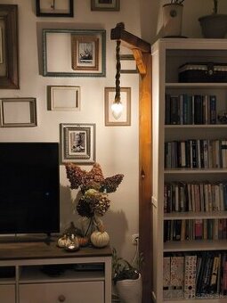 Krásna rustikálna drevená stojacia lampa