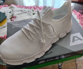 Úplne nové, nenosené pánske botasky