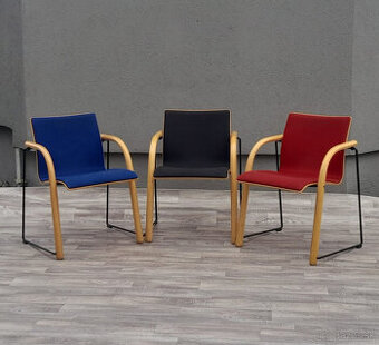 Set farebných stoličiek THONET ( 3 ks ) .