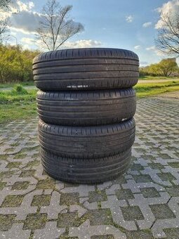 Predam 4ks letnych pneu 215/55R17 Pirelli