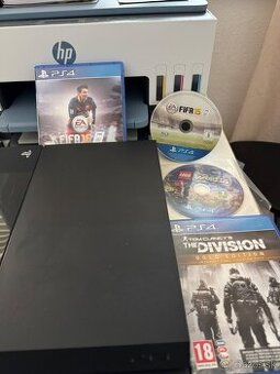 predam playstation 4 s ovládačom kabelazou a plus hry systém