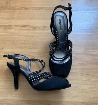 nove sandale s kamienkami vel. 37