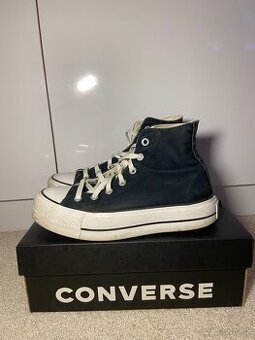 Dámske topánky na platforme značky Converse.