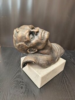 Bronzová socha na mramore