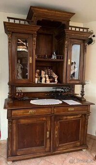 Starožitná vitrína / príborník z masívu