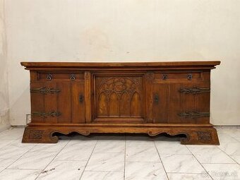 Starožitný bufet v novogotickém stylu